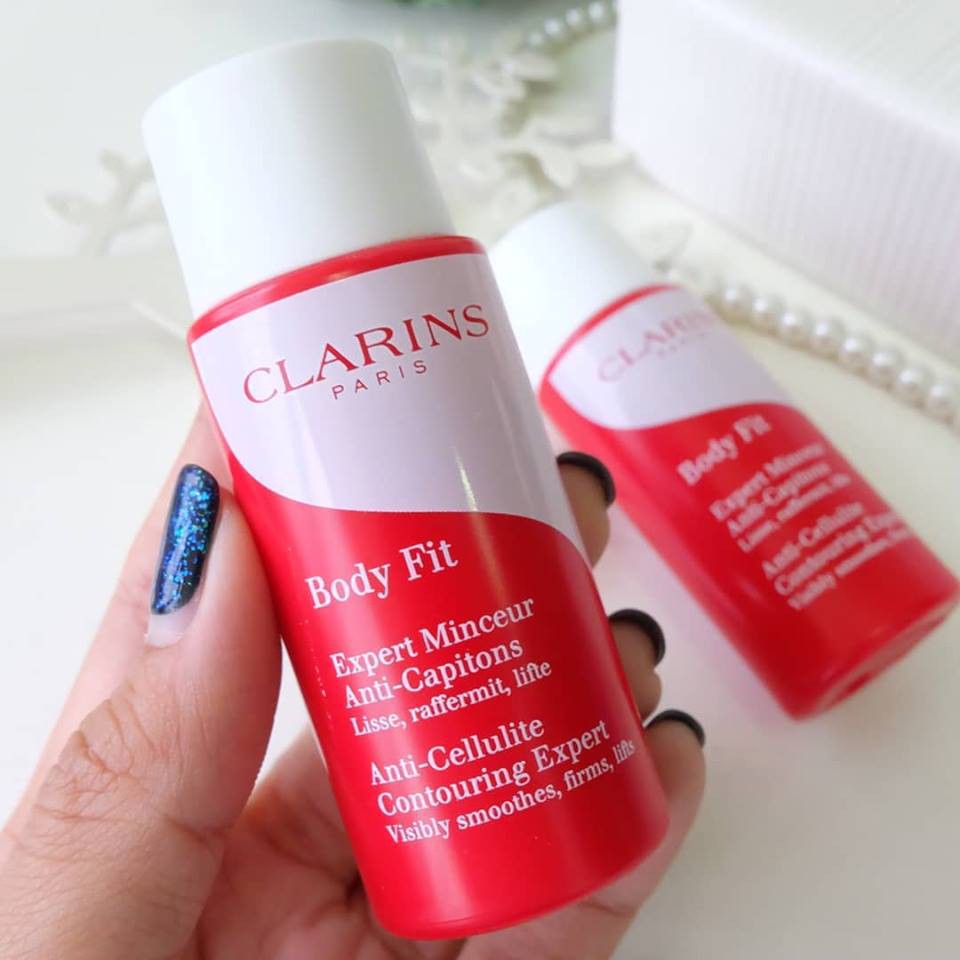 Clarins Body Lift Contouring Expert 30ml (ขนาดทดลอง)  ผลิตภัณฑ์กระชับสัดส่วน เนื้อบางเบา ซึมซาบเร็ว อุดมด้วยสารสกัดจากใบ Quince ช่วยตรงเข้าจัดการปัญหาเซลลูไลท์และไขมันส่วนเกินได้อย่างตรงจุด ให้เรือนร่างของคุณกระชับ ได้สัดส่วนโค้งเว้าอย่างที่ต้องการ พร้อมดูแลผิวเปลือกส้มให้ดูเรียบเนียน กระชับ มอบความรู้สึกชุ่มชื้นแก่ผิว ให้ผิวรู้สึกเนียนนุ่ม ไม่แห้งตึง  • อุดมด้วยสารสกัดจากใบ Quince • ช่วยตรงเข้าจัดการปัญหาเซลลูไลท์และไขมันส่วนเกินได้อย่างตรงจุด • ให้เรือนร่างของคุณกระชับ ได้สัดส่วนโค้งเว้าอย่างที่ต้องการ • ดูแลผิวเปลือกส้มให้ดูเรียบเนียน กระชับ